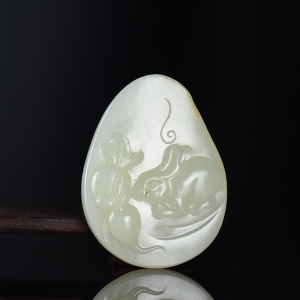 籽料和田白玉卯兔吊坠