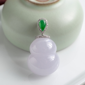 18K糯种浅紫色翡翠葫芦吊坠
