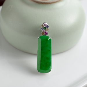 18K糯冰种翠绿翡翠无事牌吊坠