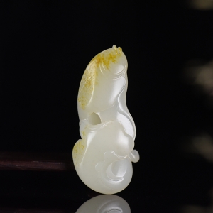 籽料和田白玉年年有余吊坠