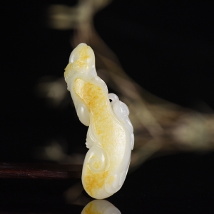 籽料和田白玉灵猴献瑞吊坠