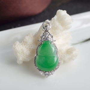 18K糯种翠绿翡翠葫芦吊坠