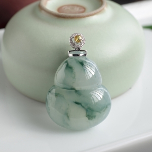 18K糯冰种飘花翡翠葫芦吊坠