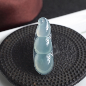 冰种淡晴水翡翠福豆吊坠