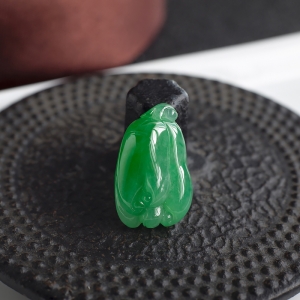 糯冰种翠绿翡翠佛手瓜吊坠