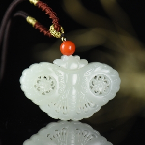 籽料和田白玉蝴蝶香囊吊坠