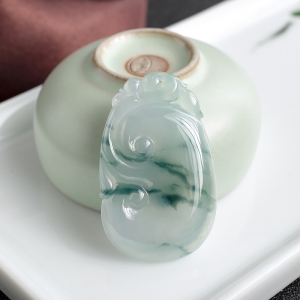 糯冰种飘花翡翠如意吊坠