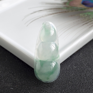 糯冰种飘花翡翠福豆吊坠