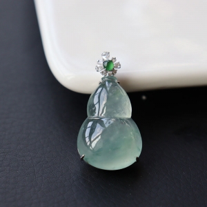 18k冰种飘花翡翠葫芦吊坠