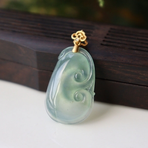 18k冰种浅绿翡翠如意吊坠