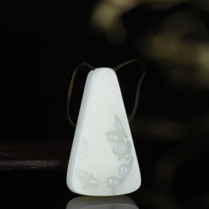 籽料和田白玉荷塘清色吊坠