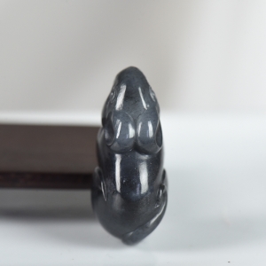 籽料和田玉青花子鼠吊坠