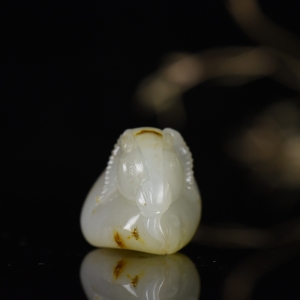 籽料和田白玉领头羊吊坠