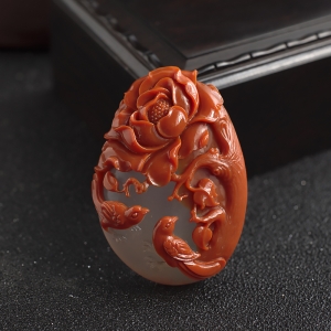 俏色南红鸟语花香吊坠