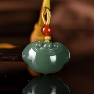 山料和田碧玉平安锁吊坠