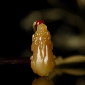 山料和田糖玉貔貅吊坠