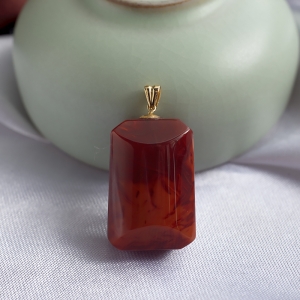 18K火焰纹南红方牌吊坠