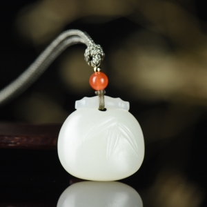 籽料和田白玉竹节锁吊坠