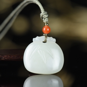 籽料和田白玉竹节锁吊坠