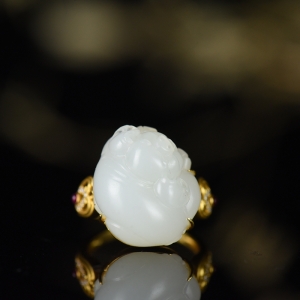 18K籽料和田白玉福猪戒指