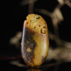 籽料和田玉黄沁府上有龙吊坠