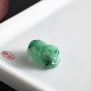 糯种飘翠翡翠招财猪吊坠