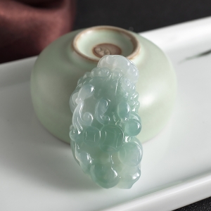 糯冰种飘翠翡翠貔貅吊坠