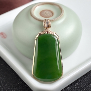 18K山料和田碧玉无事牌吊坠