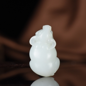 山流水料和田羊脂白玉牛吊坠