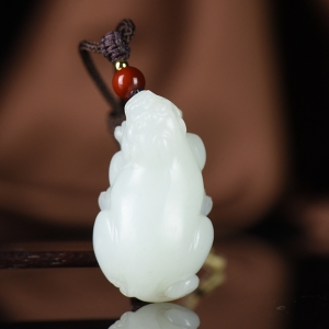 山料和田羊脂白玉貔貅吊坠
