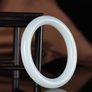 57mm籽料和田白玉圆镯