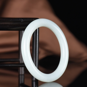 58mm籽料和田白玉圆镯