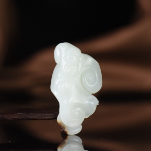 籽料和田白玉灵猴献瑞吊坠