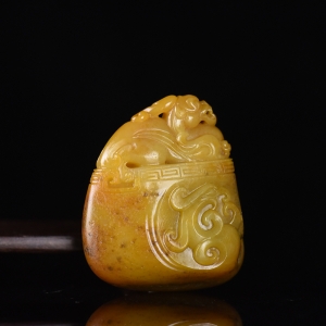 籽料和田玉黄沁府上有龙吊坠