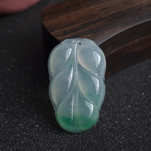 糯冰种飘翠翡翠金枝玉叶吊坠