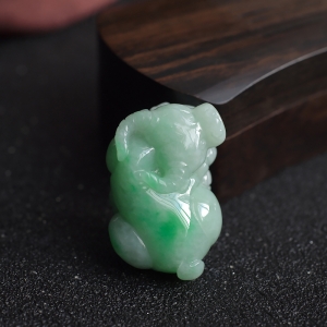 糯种飘翠翡翠丑牛吊坠