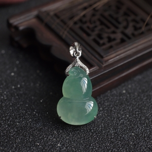 18K糯冰种浅绿翡翠葫芦吊坠
