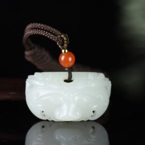 籽料和田白玉兽面吊坠