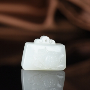 籽料和田白玉花开富贵平安锁吊坠