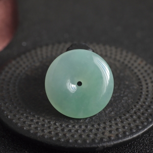 糯冰种浅绿翡翠平安扣吊坠
