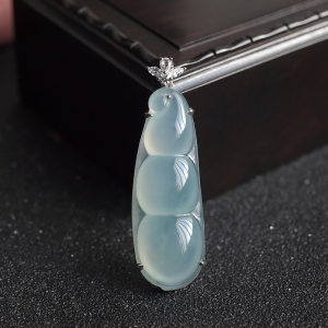 18K冰种淡晴水翡翠福豆吊坠