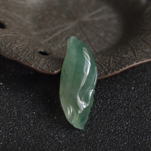 糯冰种灰绿翡翠海豚吊坠