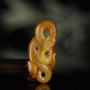 籽料和田玉黄沁蛇吊坠