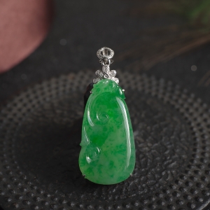 18K糯冰种飘翠翡翠如意吊坠