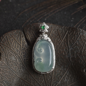 18K冰种飘花翡翠如意吊坠