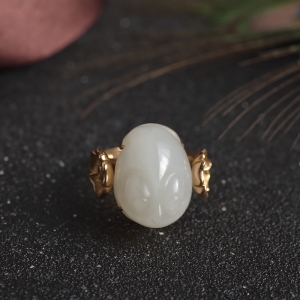 18K籽料和田白三脚金蟾戒指