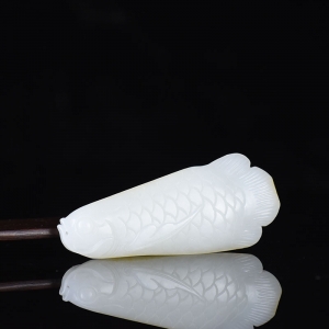 山流水料和田白玉金龙鱼手把件