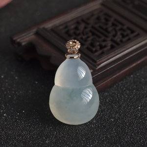 18K糯冰种飘花翡翠葫芦吊坠