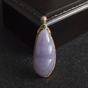 18K糯种紫罗兰翡翠福豆吊坠
