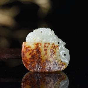 籽料和田白玉府上有龙吊坠